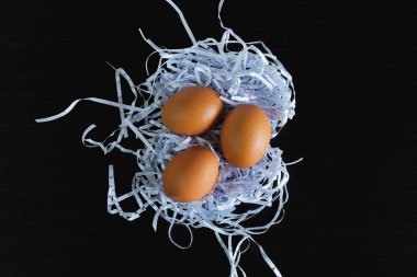 Samanın arka planında taze yumurtalar .