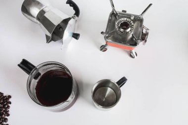 Kahve kavanozu bardağı ve kahve makinesi..