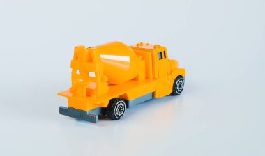 İnşaat araçları ve ağır makineler. Sanayi araçları sarı mikser kamyonu..