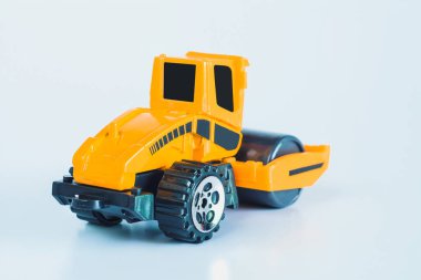 İnşaat araçları ve ağır makineler. Sanayi araçları sarı yol silindiri..