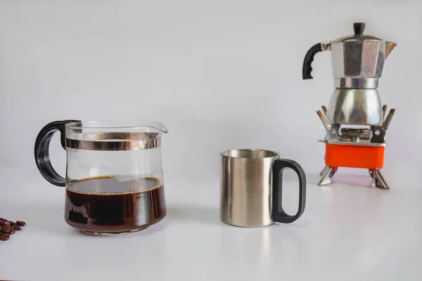 Kaffeeglas Mit Tasse Und Kaffeemaschine Hintergrund — Stockfoto