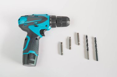 İşçi aygıtı aracı için matkap ile kablosuz bir matkap.