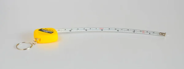 ワーカーデバイスツール用の小さな黄色の測定テープ — ストック写真