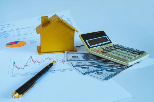 Pénzügyi Megtakarítás Ház Malacpersely Számológéppel Halom Bankjegyen — Stock Fotó