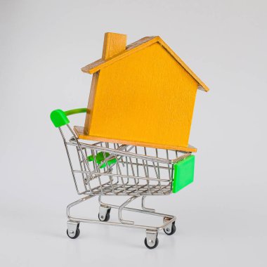 Alışveriş arabalı altın ev, konut ve emlak konsepti.