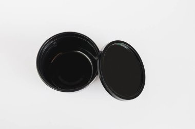 Beyaz arka planda siyah plastik yemek kupası..