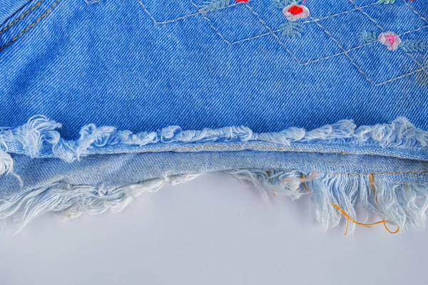 Lágrima Textura Denim Con Agujero Los Hilos Que Muestran —  Fotos de Stock