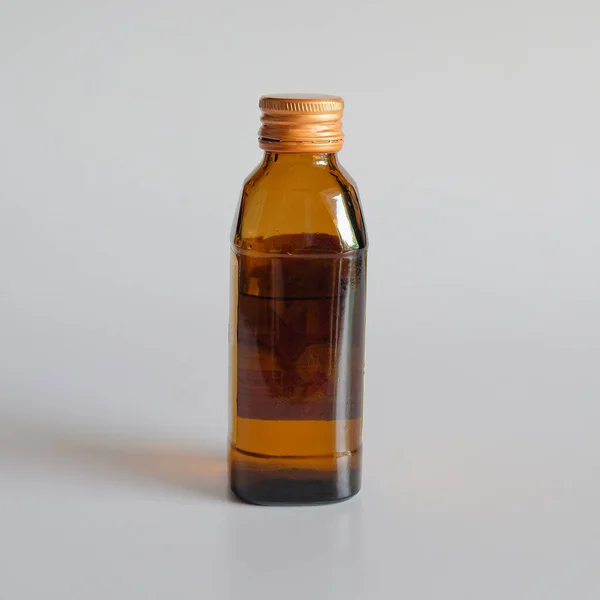 Bernsteinglas Kosmetikflaschen Attrappe Auf Weiß — Stockfoto