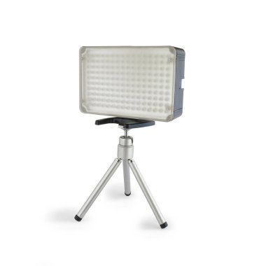 Beyaz zemin üzerinde küçük tripot video ışık kutusu.