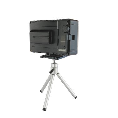 Beyaz zemin üzerinde küçük tripot video ışık kutusu.