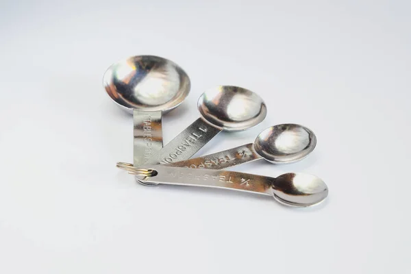 不锈钢计量勺子 茶匙和汤匙 用于烹调和烘烤 — 图库照片