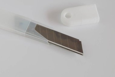 Kesici bıçağın yedek parçası beyaz arka planda.