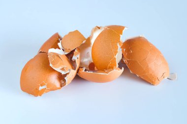 Yumurtadan saçılmış yumurta kabuğu kaynatılmış beyaz arka planda.