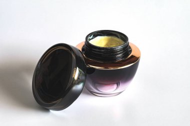 Arka planda kozmetik kavanoz ve tedavi kremi veya losyon.