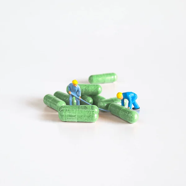 Worker Figure Herb Drug Capsule Health Concept — ストック写真