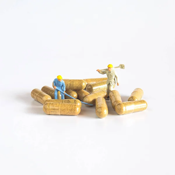 Worker Figure Herb Drug Capsule Health Concept — ストック写真