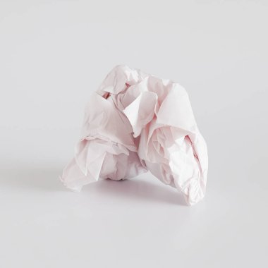 Buruşmuş kağıt top arka planda izole.