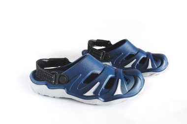 Beyaz arkaplanda izole edilmiş lastik sandaletler.