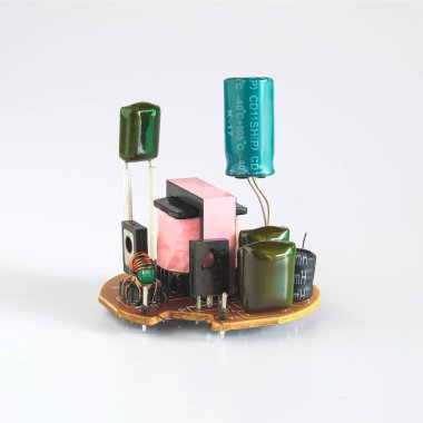 Devre kartı montajındaki elektronik bileşenler .
