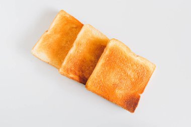 Ekmek kızartma makinesi ve bir sürü ekmek dilimi. Pişirme Ekmeği.