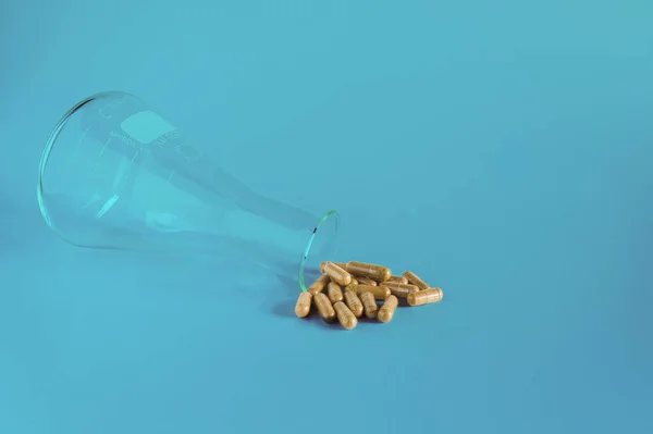 Medical Concept Science Bottle Scattered Herb Capsule Pills — ストック写真