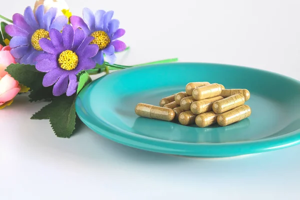 Herbal Capsules Green Dish Flowers — Stock Photo, Image