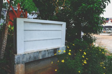 Yol kenarındaki beyaz reklam panosu.