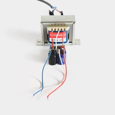 Voltaj güç transformatörü. Kullanıcıları sonlandırmak için elektrik enerjisi transferi