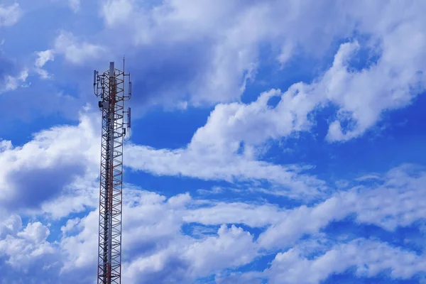 Torre Telecomunicações Com Antenas Com Céu Azul Nublado — Fotografia de Stock
