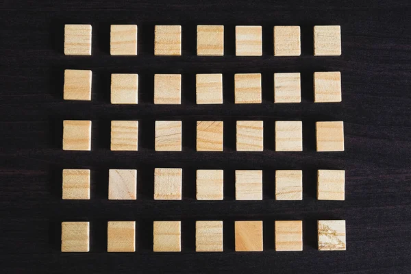 Cube Wood Square Copy Space Izolacja Czarnym Drewnianym Stole Tło — Zdjęcie stockowe