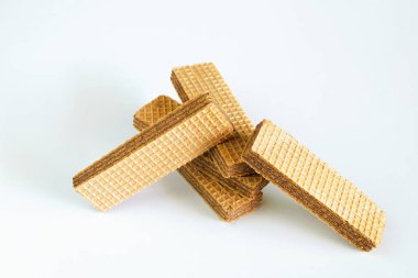 Beyaz arka planda çikolatalı gofretler. gıda sağlığı.