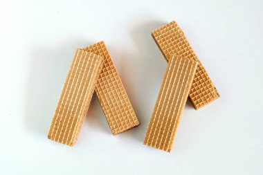 Beyaz arka planda çikolatalı gofretler. gıda sağlığı.