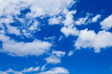 Mavi gökyüzü arkaplanı bulutlu, gökyüzü manzaralı.