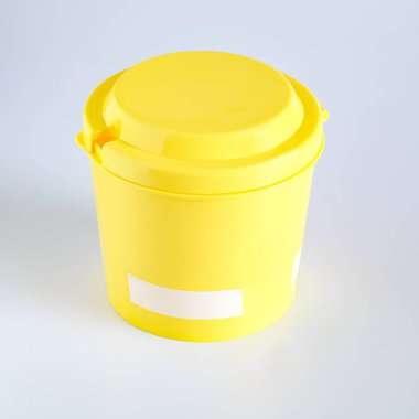 Sarı plastik kova ya da şapkalı bardak.