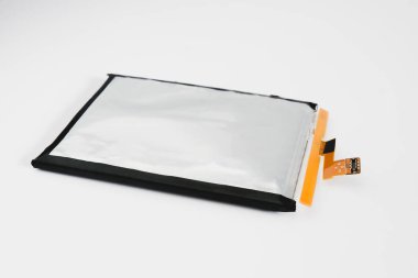 Arka planda akıllı telefon için şarj edilebilir Li-ion bataryası.