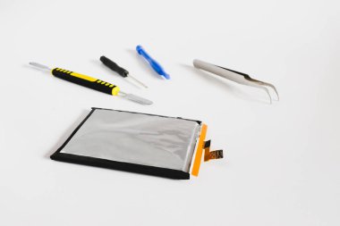 Tamir aleti ve cep telefonu pili. Li-ion şarj edilebilir..