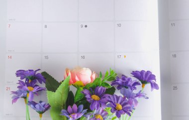 Yazma notu veya planı için takvimdeki çiçekler, boşluğu kopyala.