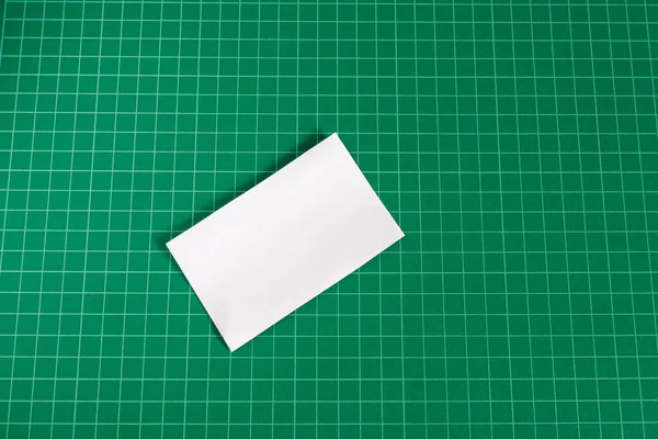 绿色刨花板上的白纸卡片 — 图库照片