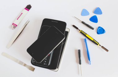 Teknisyen ya da mühendis parçalarını parçalayan akıllı telefon..