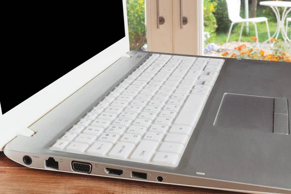 Laptop Computer Mit Leerem Schwarzen Bildschirm Auf Fensterhintergrund — Stockfoto