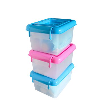 Beyaz arka plan üzerinde izole plastik kutu paket yığını.