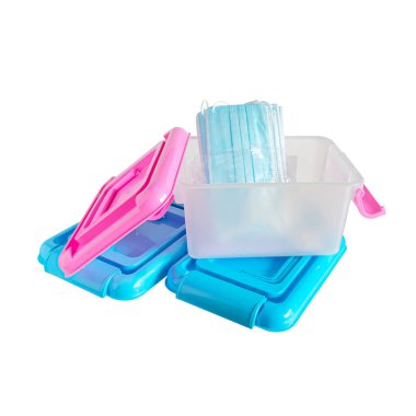 Beyaz arka plan üzerinde izole plastik kutu paket yığını.