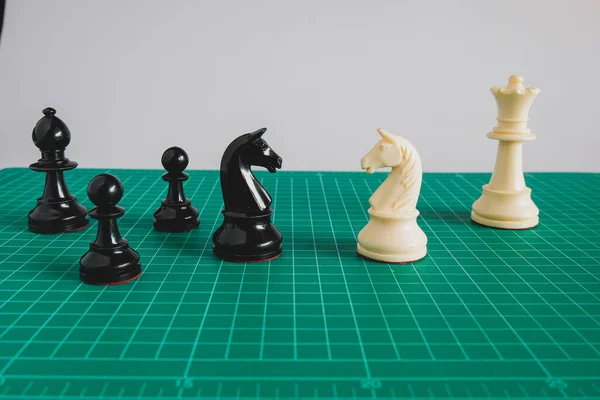 Μαύρο Και Άσπρο Σκάκι Μάχη Στο Πράσινο Του Σκάφους Νίκη — Φωτογραφία Αρχείου