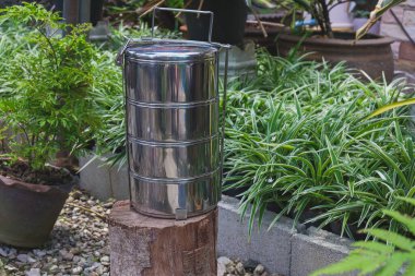 Kamp otunun ya da arka bahçedeki yemek kutusunun adı.