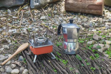 Moka demlik kahve makinesi ve dağ gününde küçük bir soba..