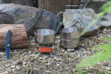 Dağ gününde küçük bir sobayla yemek pişirmek için kullanılan kamp çanağının adı..