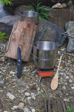 Dağ gününde küçük bir sobayla yemek pişirmek için kullanılan kamp çanağının adı..