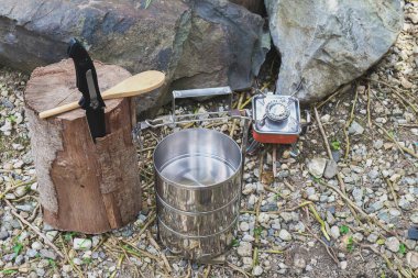 Dağ gününde küçük bir sobayla yemek pişirmek için kullanılan kamp çanağının adı..