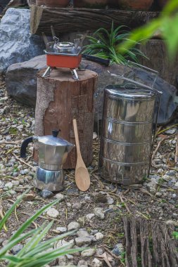 Moka kahve makinesiyle dağ gününde yemek pişirmek için kullanılan kamp otunun adı..