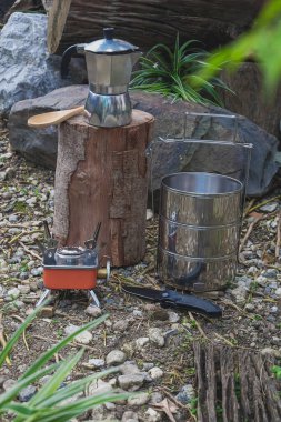 Moka kahve makinesiyle dağ gününde yemek pişirmek için kullanılan kamp otunun adı..